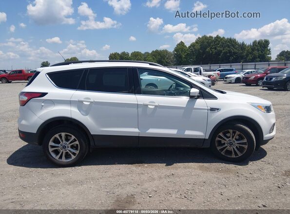 1FMCU0GD8JUC02763 2018 FORD ESCAPE White Widok wnętrza z tyłu
