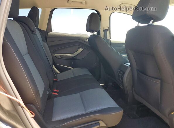 1FMCU0GD9HUE05512 2017 FORD ESCAPE Gray Widok wnętrza z tyłu