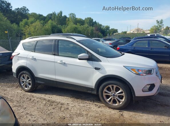 1FMCU0GD9JUB15681 2018 FORD ESCAPE Белый Вид щитка приборов
