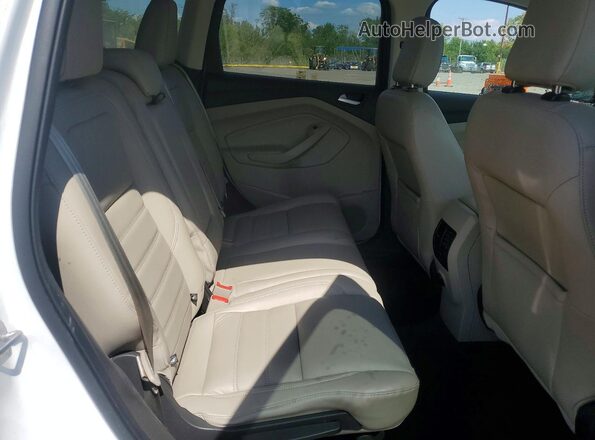 1FMCU0HD9JUC32191 2018 FORD ESCAPE Белый Вид задней части салона
