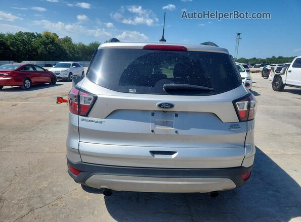 1FMCU0HDXJUD36768 2018 FORD ESCAPE Серебряный Вид сзади