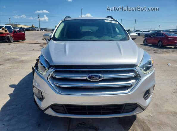 1FMCU0HDXJUD36768 2018 FORD ESCAPE Серебряный Вид спереди