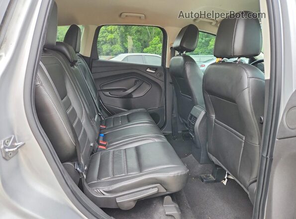 1FMCU0J90HUE93418 2017 FORD ESCAPE Silver Widok wnętrza z tyłu