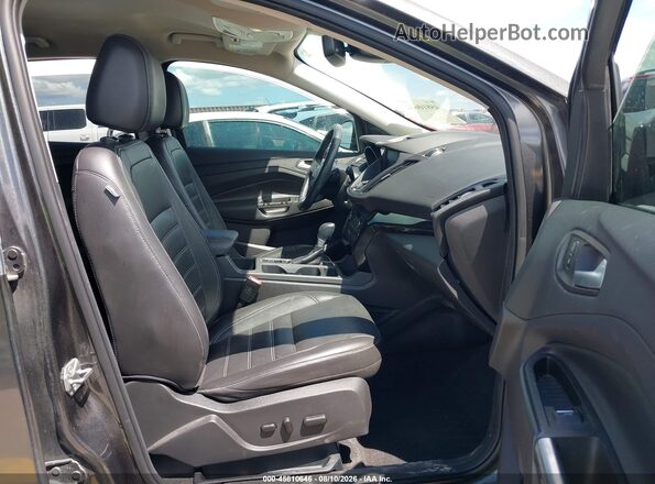 1FMCU0J96HUD92285 2017 FORD ESCAPE Серый Вид салона спереди