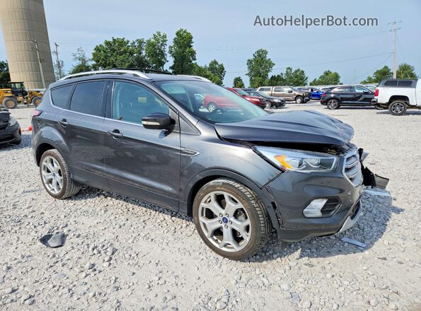 1FMCU0J97JUB66889 2018 FORD ESCAPE Серый Передняя правая четверть