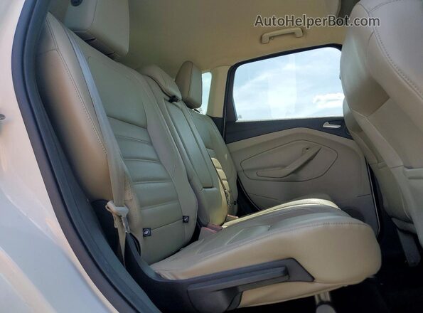 1FMCU0JD1HUD27879 2017 FORD ESCAPE White Вид задньої частини салону