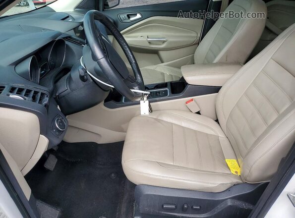 1FMCU0JD3HUD67638 2017 FORD ESCAPE White Вид салону спереду