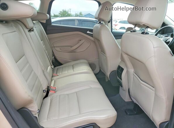 1FMCU0JD6HUB06102 2017 FORD ESCAPE Beige Widok wnętrza z tyłu