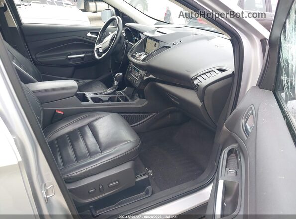 1FMCU0JD8HUD26616 2017 FORD ESCAPE Серебряный Вид салона спереди