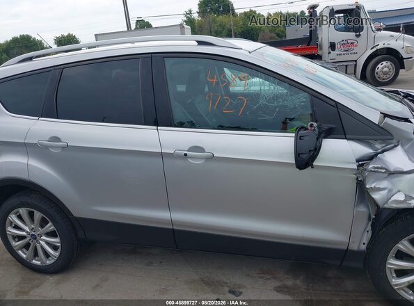 1FMCU0JD8HUD26616 2017 FORD ESCAPE Серебряный Вид задней части салона