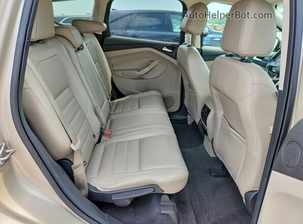 1FMCU0JD9HUD10957 2017 FORD ESCAPE Tan Вид задньої частини салону