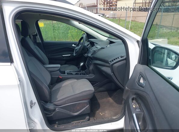 1FMCU9G9XJUB48592 2018 FORD ESCAPE White Front interior view