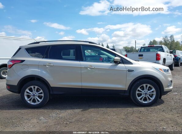 1FMCU9GD0JUD08810 2018 FORD ESCAPE Cream Vista interior trasera