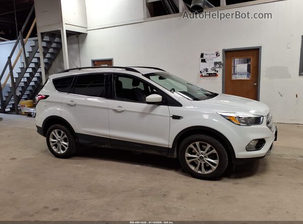 1FMCU9GD1JUD08735 2018 FORD ESCAPE Белый Вид задней части салона