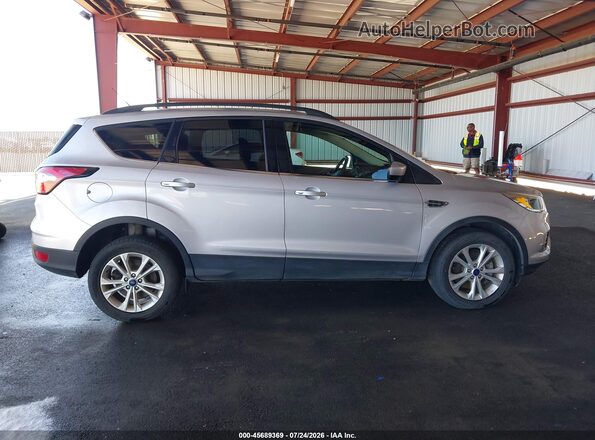 1FMCU9GD2JUD08663 2018 FORD ESCAPE Silver Вид задньої частини салону