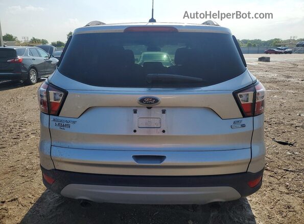 1FMCU9GD4JUC13411 2018 FORD ESCAPE Silver Вид ззаду