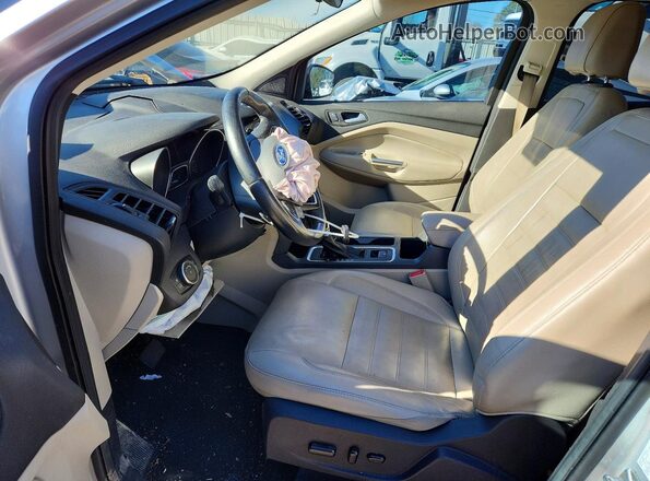 1FMCU9GD5HUE43677 2017 FORD ESCAPE White Widok wnętrza z przodu