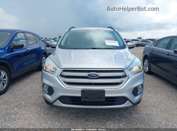 1FMCU9GD5JUD08530 2018 FORD ESCAPE Серебряный Вид спереди
