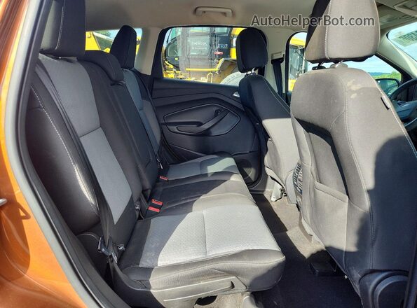 1FMCU9GD6HUD78550 2017 FORD ESCAPE Orange Widok wnętrza z tyłu