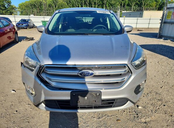 1FMCU9GD6HUD99012 2017 FORD ESCAPE Silver Widok z przodu