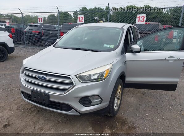 1FMCU9GD6HUE51061 2017 FORD ESCAPE Silver Widok z przodu