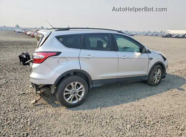 1FMCU9GD6JUC13491 2018 FORD ESCAPE Silver Tył prawy