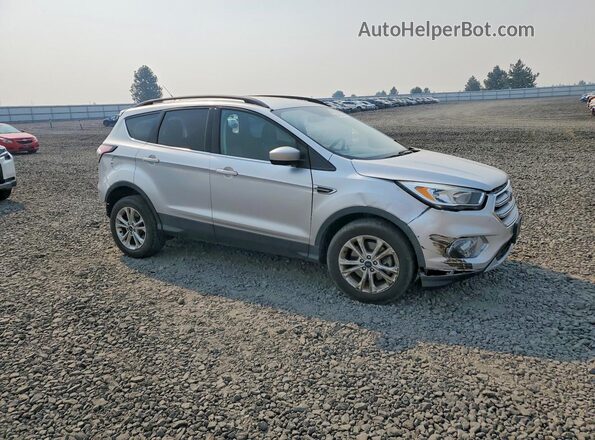 1FMCU9GD6JUC13491 2018 FORD ESCAPE Silver Przód prawy