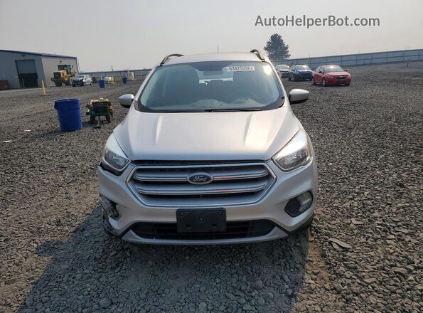 1FMCU9GD6JUC13491 2018 FORD ESCAPE Silver Widok z przodu