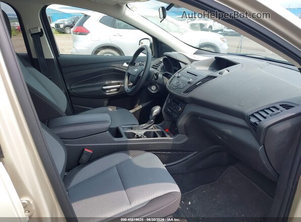 1FMCU9GD6JUC38763 2018 FORD ESCAPE Золотой Вид салона спереди