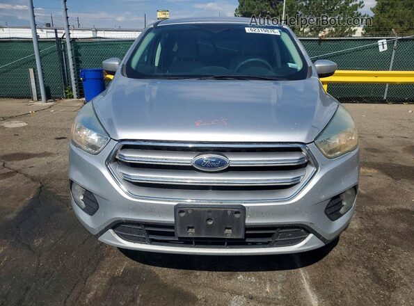 1FMCU9GD7HUD53771 2017 FORD ESCAPE Silver Widok z przodu