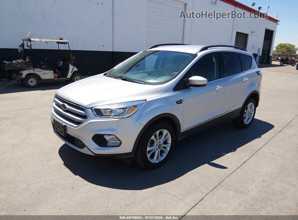 1FMCU9GD9JUD08692 2018 FORD ESCAPE Silver Vista tres cuartos delantera izquierda