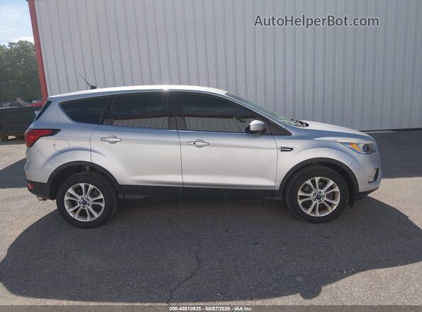 1FMCU9GD9KUB71237 2019 FORD ESCAPE Серебряный Вид задней части салона