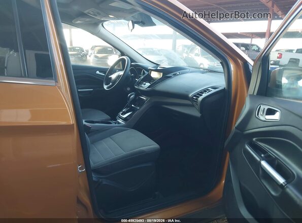 1FMCU9GX7GUC31243 2016 FORD ESCAPE Оранжевый Вид салона спереди