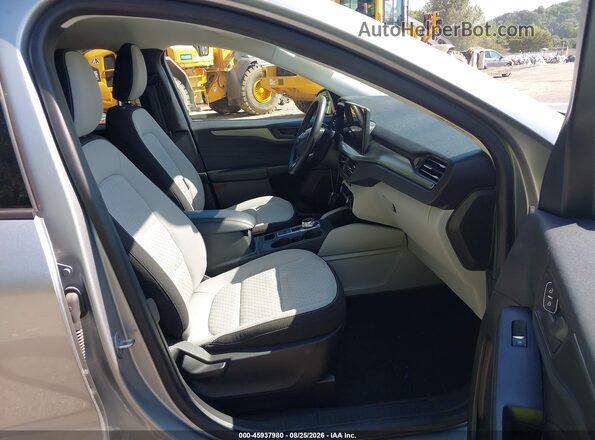 1FMCU9GZ7PUA35708 2023 FORD ESCAPE Silver Widok wnętrza z przodu