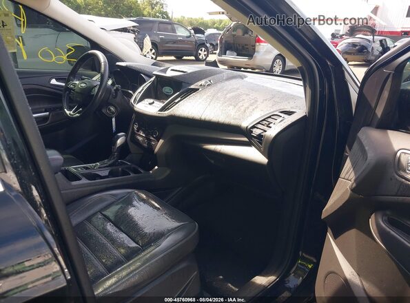 1FMCU9HD3JUB27165 2018 FORD ESCAPE Черный Вид салона спереди