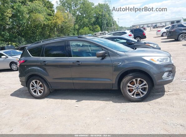 1FMCU9HD4JUC98216 2018 FORD ESCAPE Серый Вид щитка приборов