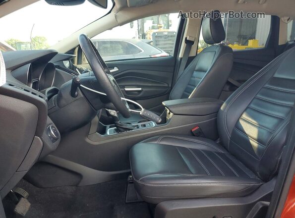 1FMCU9HDXKUC04700 2019 FORD ESCAPE Оранжевый Вид салона спереди