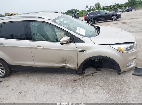 1FMCU9J90JUB99320 2018 FORD ESCAPE Gold Front view