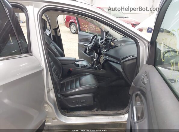 1FMCU9J92JUD27251 2018 FORD ESCAPE Silver Widok wnętrza z przodu