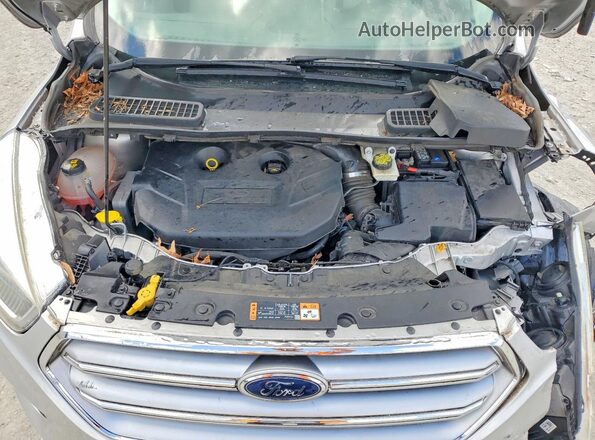1FMCU9J99HUD96318 2017 FORD ESCAPE Серебряный Вид подкапотного пространства