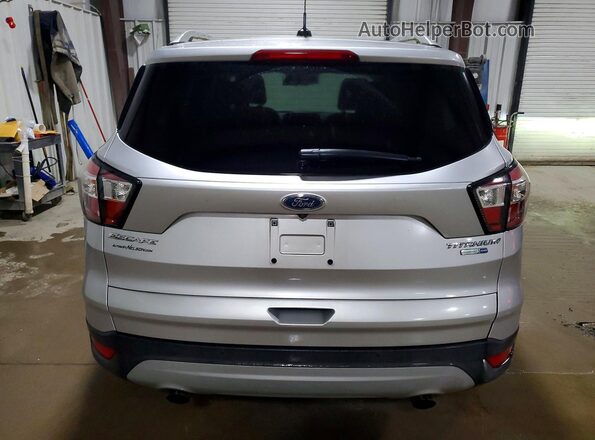 1FMCU9J99HUD96318 2017 FORD ESCAPE Серебряный Вид сзади
