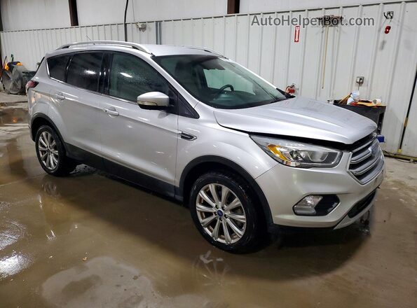 1FMCU9J99HUD96318 2017 FORD ESCAPE Серебряный Передняя правая четверть