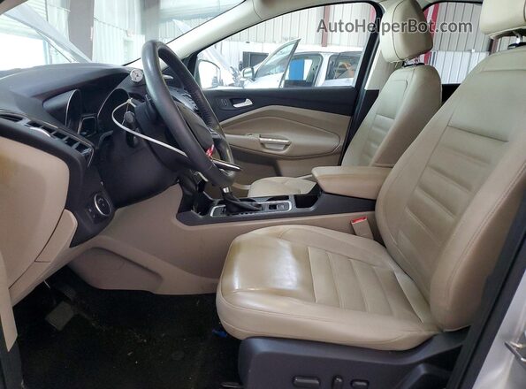 1FMCU9J99HUD96318 2017 FORD ESCAPE Серебряный Вид салона спереди