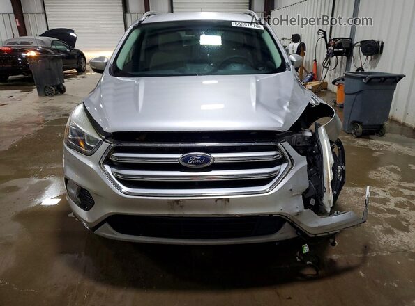 1FMCU9J99HUD96318 2017 FORD ESCAPE Серебряный Вид спереди