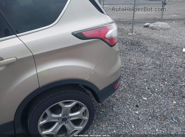1FMCU9JD0HUB19254 2017 FORD ESCAPE Золотой Вид спереди