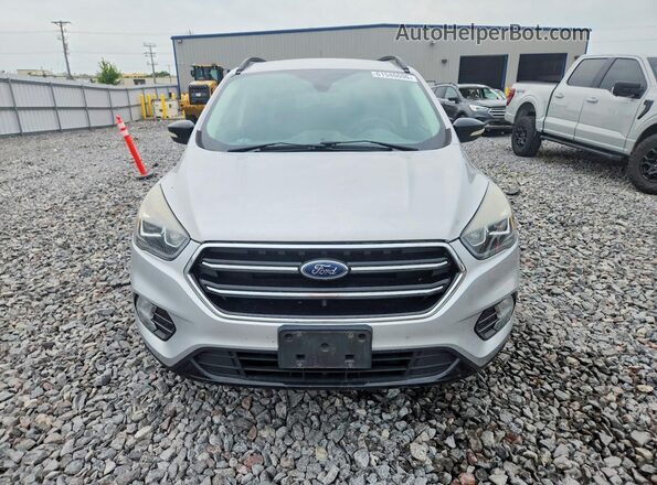 1FMCU9JD2HUA89884 2017 FORD ESCAPE Silver Widok z przodu