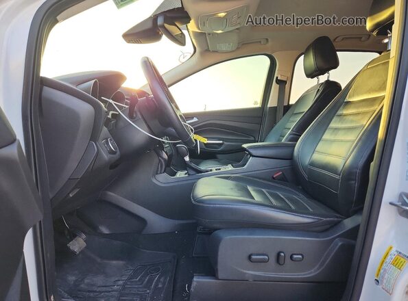 1FMCU9JD6HUC34134 2017 FORD ESCAPE Белый Вид салона спереди