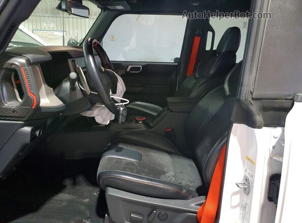 1FMEE5JR8PLB23700 2023 FORD BRONCO Белый Вид салона спереди