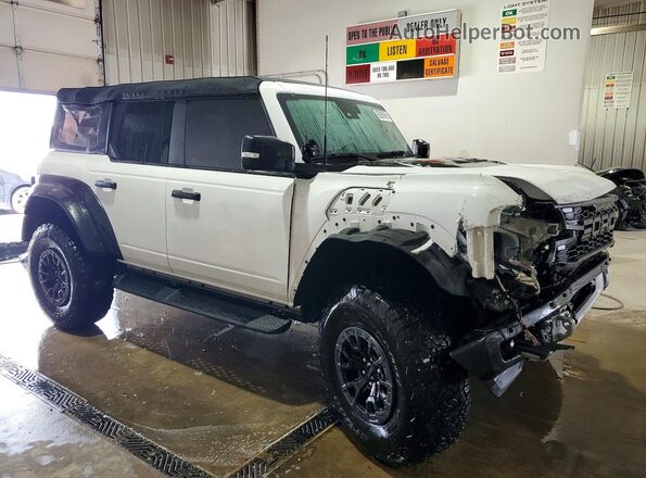 1FMEE5JR8PLB23700 2023 FORD BRONCO Белый Передняя правая четверть