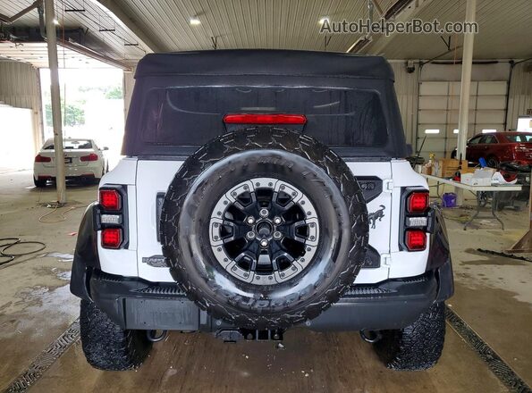 1FMEE5JR8PLB23700 2023 FORD BRONCO Белый Вид сзади